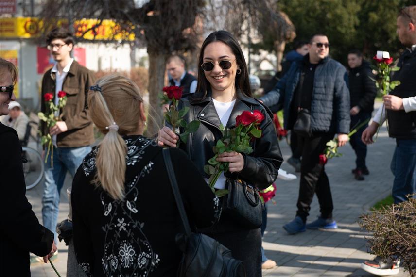 БИЈЕЉИНА, 8. МАРТА /СРНА/ - Чланови Младих социјалдемократа Бијељине данас су заједно са суграђанкама обиљежили Међународни дан жена, 8. март, изражавајући захвалност женама за њихову свакодневну улогу у породици и друштву