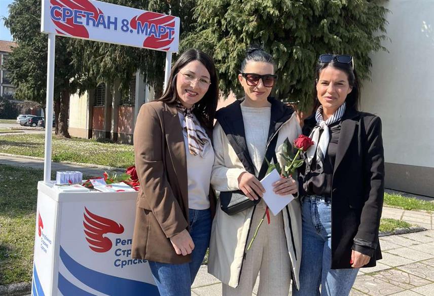 УГЉЕВИК, 8. МАРТА /СРНА/ - Општински одбор Републичке странке Српске /РСС/ у Угљевику организовао је данас подјелу ружа суграђанкама поводом Међународног дана жена.