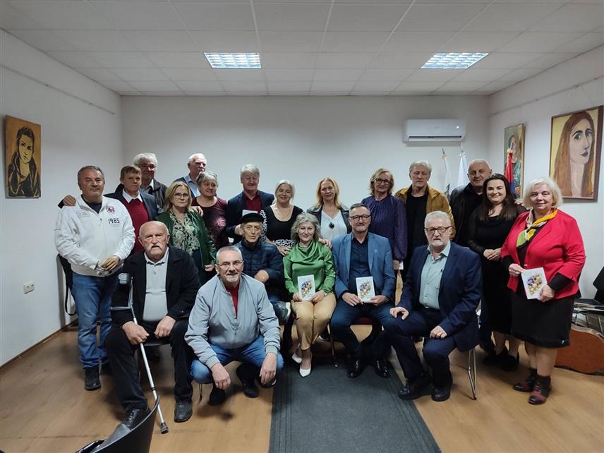 ШАМАЦ, 8. МАРТА /СРНА/ - Књига "Бљесак грозда" групе аутора представљена је вечерас у Шамцу, у организацији Књижевног клуба "Савовање".