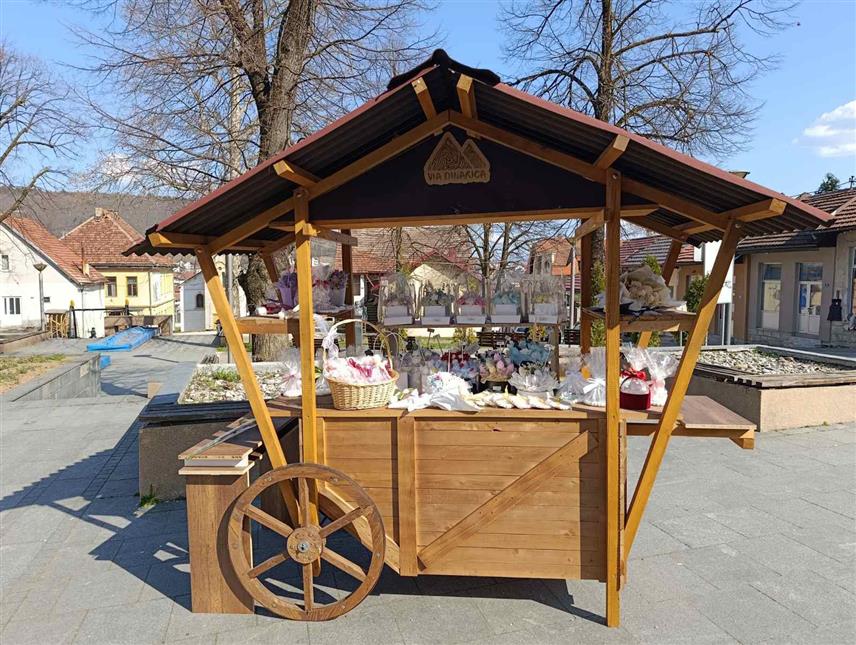 МРКОЊИЋ ГРАД, 8. МАРТА /СРНА/ - Улице и тргове на подручју општине Мркоњић Град украсили су цвијетни и мирисни аранжмани поводом Међународног дана жена.