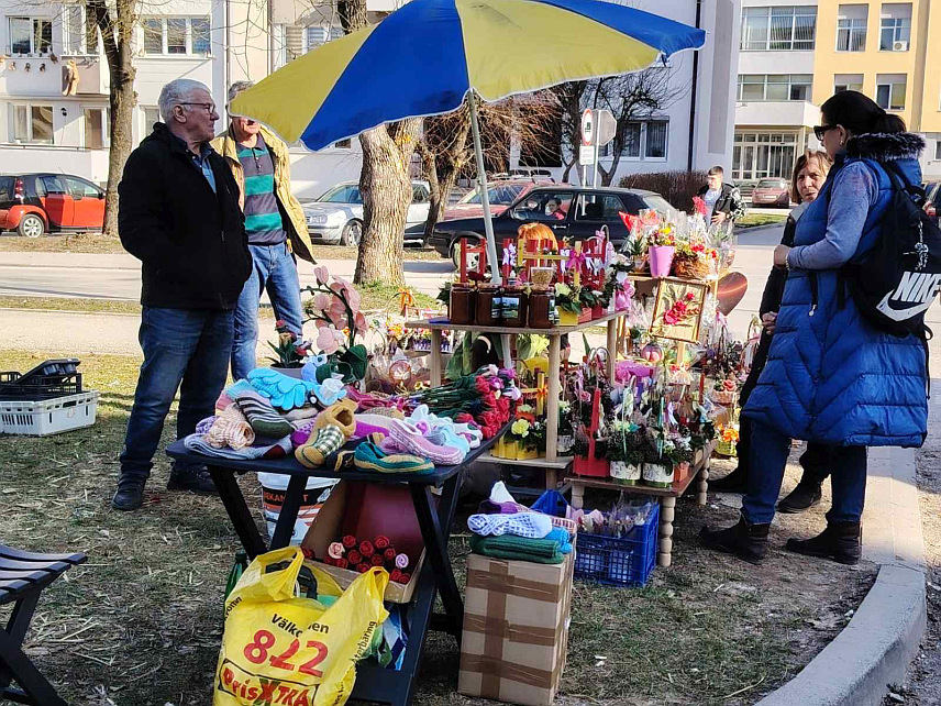 ИСТОЧНО САРАЈЕВО, 8. МАРТА /СРНА/ - Улице Источног Сарајева украшене су цвјетним аранжманима који се продају поводом Међународног дана жена.