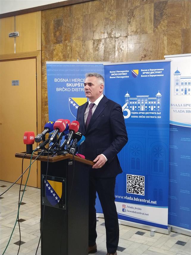 БРЧКО, 9. МАРТА /СРНА/ - Градоначелник Брчког Синиша Милић изјавио је на свечаној академији, поводом прославе 26 година од успостављања дистрикта, да су захваљујући сарадњи и одговорности и у турбулентним временима сачувани политичка и институционална стабилност, као и фокус на реформама и развоју.