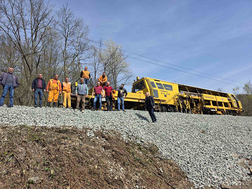 ДОБОЈ, 10. АПРИЛА /СРНА/ - Предузеће "Жељезнице Републике Српске" данас су поново успоставиле саобраћај на релацији Добој - Бањалука, који је био обустављен усљед оштећења инфраструктуре због клизишта.