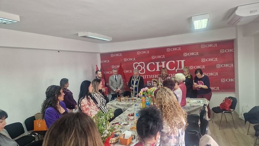 БРЧКО, 10. АПРИЛА /СРНА/ - Актив жена Општинског одбора СНСД-а Брчко организовао је данас, на Велики петак, традиционално шарање васкршњих јаја која су намијењена у хуманитарне сврхе и вјерницима.