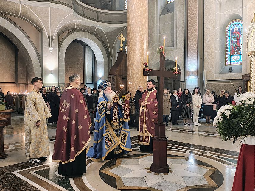 САРАЈЕВО, 10. АПРИЛА /СРНА/ - Његово високопреосвештенство митрополит дабробосански Хризостом вечерас је у Саборној цркви Рођења Пресвете Богородице у Сарајеву служио вечерње богослужење уз изношење плаштанице, која симболизује полагање Христа Спаситеља у гроб.