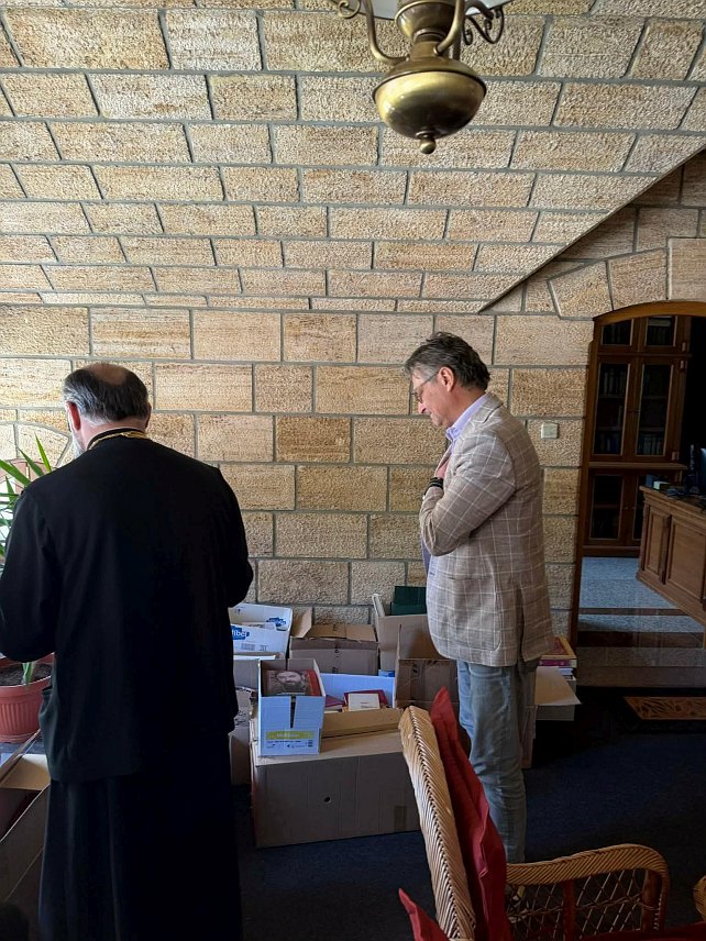 СРБАЦ, 10. АПРИЛА /СРНА/ - Библиотека манастира Осовица богатија је за око 700 књига захваљујући донацији Универзитета у Бањалуци и Студентског парламента.