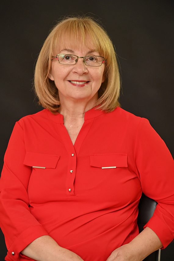 БЕОГРАД, 11. АПРИЛА /СРНА/ - У живот Срба у Канади више треба да се укључе институије културе из матице ако се жели сачувати српски идентитет и повезаност са Србијом, изјавила је Срни професор српског језика Душица Ивановић.