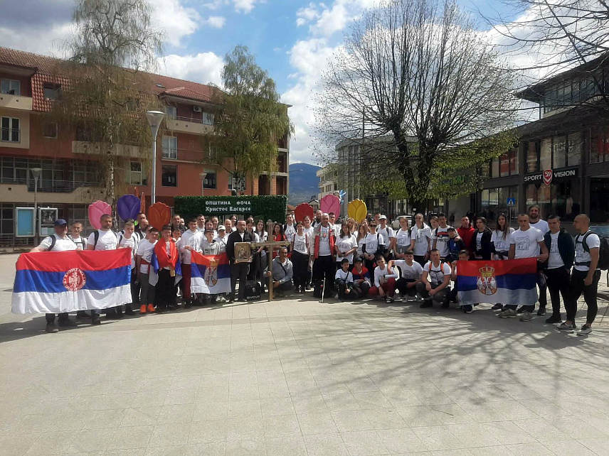 ФОЧА, 11. АПРИЛА /СРНА/ - Са Трга краља Петра у Фочи данас се, на васкршње ходочашће дуго 42 километра до Цркве Успења Пресвете Богородице у Челебићима, запутило више од 80 православних вјерника.