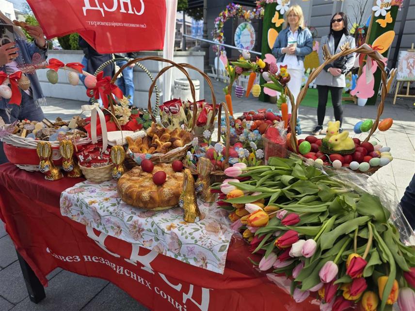 КОЗАРСКА ДУБИЦА, 11. АПРИЛА /СРНА/ - Одборници СНСД-а у Скупштини општине Козарска Дубица, заједно са начелником општине Игором Савковићем, организовали су данас васкршње дружење са грађанима на градском тргу.