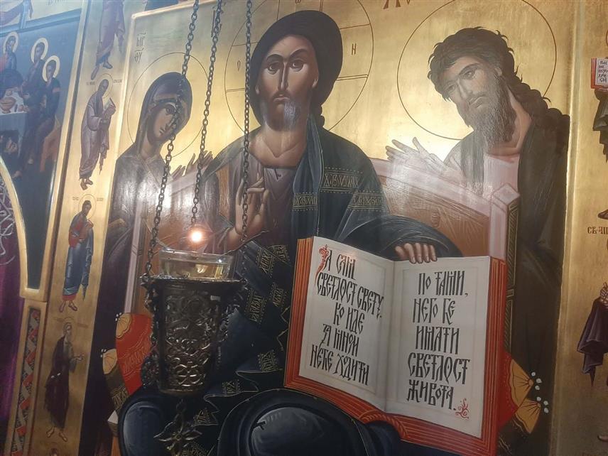 ФОЧА, 12. АПРИЛА /СРНА/ - Свјетлост Христову није могла да угаси ни тама смрти, поручио је професор Богословског факултета у Фочи Ненад Тупеша, наводећи да Васкршња литургија почиње управо изношењем свијеће из олтара са позивом вјерницима "Приђите, примите свјетлост".