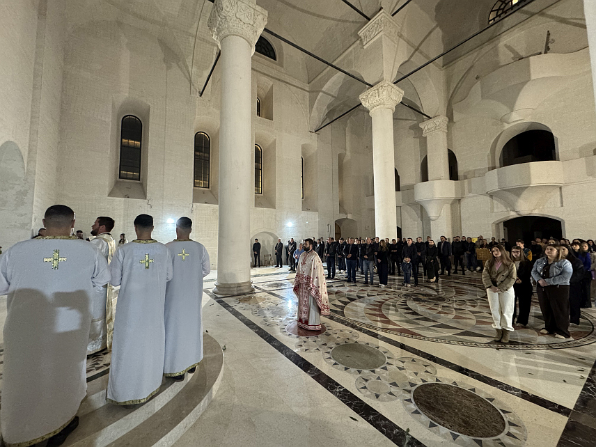 МОСTАР, 12. МАРTА /СРНА/ - Васкршњу литургију у Саборној цркви Свете Tројице у Мостару, која још није обновљена, служио је старјешина храма Душко Којић, уз саслужење ђакона Милоша Јањића и присуство великог броја вјерника.