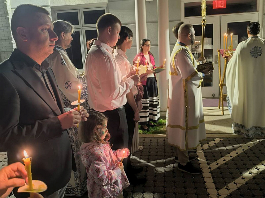 САРАЈЕВО, 12. АПРИЛА /СРНА/ - Замјеник министра одбране у Савјету министара Александар Гогановић присуствовао је поноћној васкршњој литургији у Цркви Светог Луке Српске православне цркве у Вашингтону, гдје је заједно са свештенством и вјерним народом прославио највећи хришћански празник.