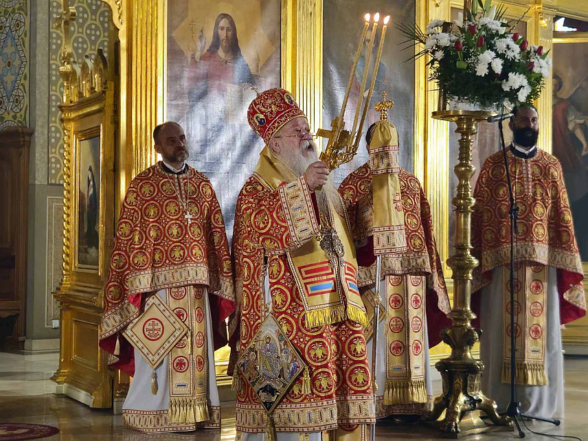 САРАЈЕВО, 12. АПРИЛА /СРНА/ - Његово високопреосвештенство митрополит дабробосански Хризостом служио је данас у Саборном храму Рођења Пресвете Богородице у Сарајеву Свету архијерејску литургију поводом највећег хришћанског празника Васкрса, којој је присуствовао амбасадор Руске Федерације у БиХ Игор Калабухов и велики број вјерника.