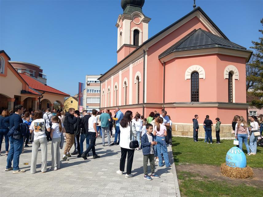 ПРИЈЕДОР, 12. АПРИЛА /СРНА/ - На традиционалној васкршњој туцијади, која је данас по шести пут одржана у порти Цркве Свете Тројице у Приједору, најјаче јаје имао је Огњен Здјелар, ученик осмог разреда Основне школе /ОШ/ "Десанка Максимовић", а награђен је златником.