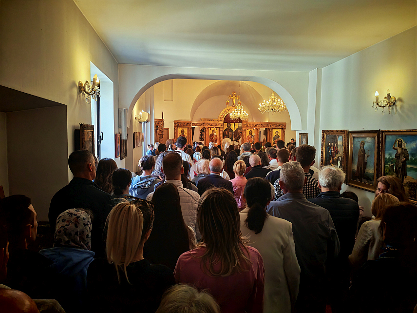 СПЛИT, 12. АПРИЛА /СРНА/ - Поводом највећег хришћанског празника Васкрса у храму Светог Саве у Сплиту служена је Света архијерејска литургија коју су предводили протејер Милан Кадијевић и јереј Младен Скопљак.