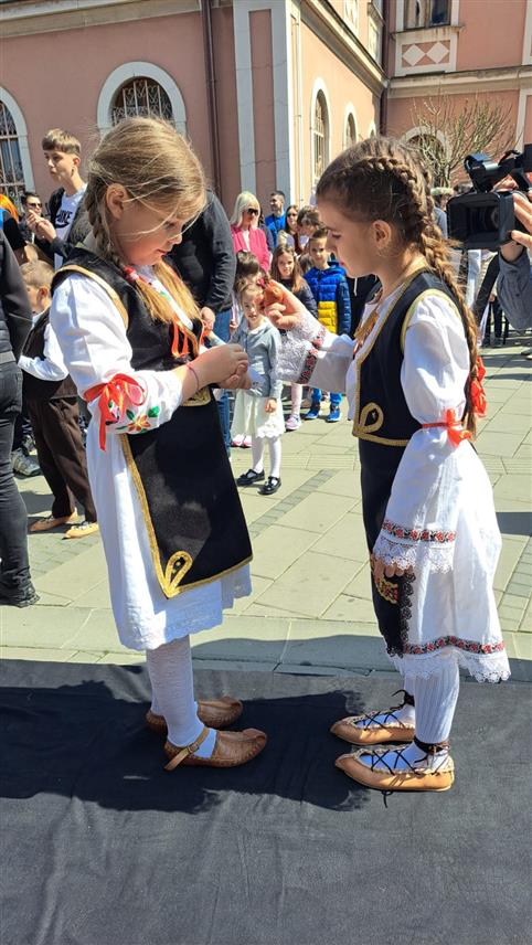 БИЈЕЉИНА, 12. АПРИЛА /СРНА/ - Испред Центра за културу "Семберија" у Бијељини данас је одржана традиционална "Јајаријада" на којој су додијељене награде за најтврђе и најљепше нашарано васкршње јаје.