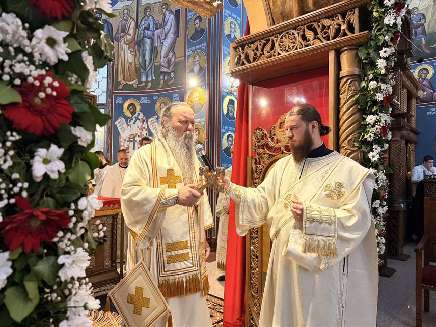 БИЈЕЉИНА, 12. АПРИЛА /СРНА/ - Његово високопреосвештенство митрополит зворничко-тузлански Фотије служио је у Саборној цркви Рођења пресвете Богородице у Бијељини свету архијерејску литургију поводом највећег хришћанског празника – Васкрса.