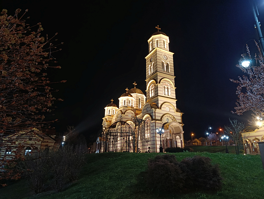 МРКОЊИЋ ГРАД, 12. АПРИЛА /СРНА/ - У Храму Светог Саве у Мркоњић Граду у поноћ је служена Света литургија поводом највећег хришћанског празника Васкрса.