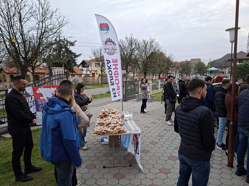 ШАМАЦ, 12. АПРИЛА /СРНА/ - У хуманитарној акцији "Крофне из блока" након литургије пред храмом Светог Великомученика Димитрија у Шамцу сакупљено је 2.213 КМ за породице са више дјеце.