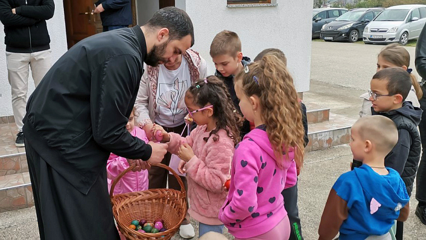 ДОБОЈ, 13. АПРИЛА /СРНА/ - У порти Храма Светог Василија Острошког у добојском насељу Усора данас су организоване Шесте васкршње игре за најмлађе, уз традиционалну "Туцијаду".