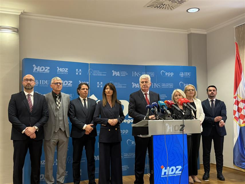 МОСTАР, 13. АПРИЛ / СРНА/ - Предсједник ХДЗ-а БиХ Драган Човић и кандидат ХДЗ-а БиХ за хрватског члана Предсједништва БиХ на предстојећим општим изборима Даријана Филиповић са сарадницима на конференцији за новинаре данас у Мостару.