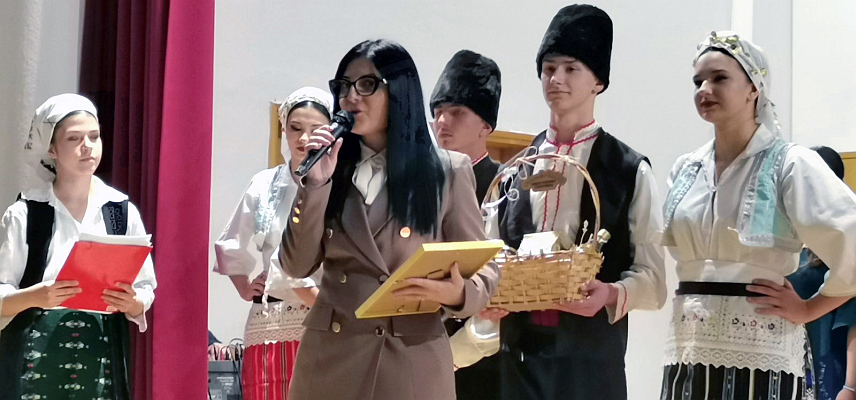 ПЕТРОВО, 13. АПРИЛА /СРНА/ - Министар породице, омладине и спорта Републике Српске Ирена Игњатовић вечерас је присуствовала васкршњем концерту у Петрову. Концерту, који су организовали КУД "Милован Гајић" и Црквена општина Петрово, присуствовали је и руководство општине.