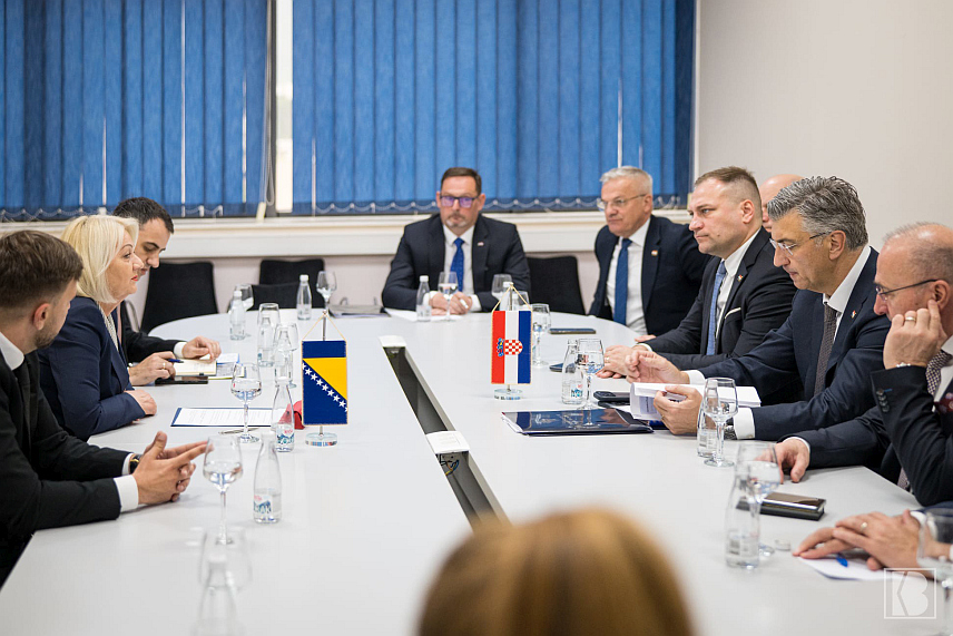 МОСТАР, 14. АПРИЛА /СРНА/ - Предсједавајућа Савјета министара Борјана Кришто разговарала је данас у Мостару са предсједником Владе Хрватске Андрејем Пленковићем о важности привредних форума какав је постао Сајам у Мостару који окупља велики број предузетника, компанија и осталих субјеката.