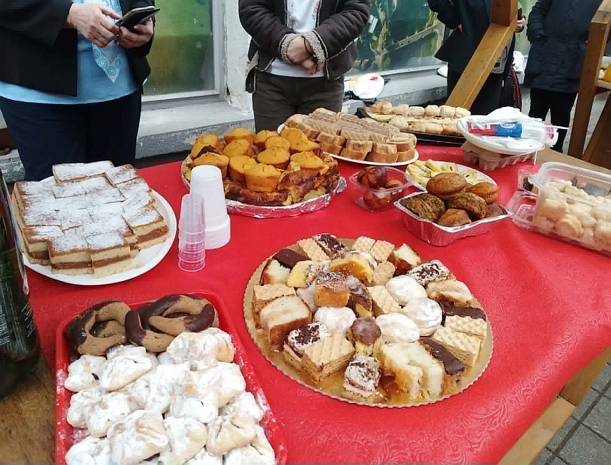 НОВИ ГРАД, 14. АПРИЛА /СРНА/ - Поводом васкршњих празника Актив жена СНСД-а организовао је данас у главној улици у Новом Граду дружење са грађанима уз традиционална јела.