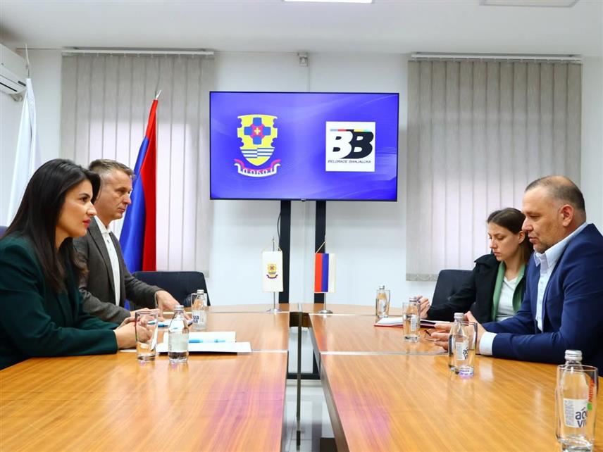 ДОБОЈ, 14. АПРИЛА /СРНА/ - Генерални директор Међународне бициклистичке трке "Београд - Добој" Владимир Куваља на састанку са замјеником градоначелника Добоја Дијаном Каленић.