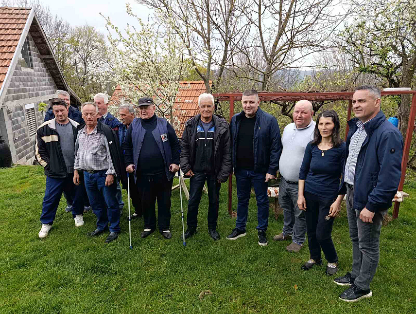 МРКОЊИЋ ГРАД, 14. АПРИЛА /СРНА/ - Начелник општине Мркоњић Град Драган Вођевић посјетио је данас осмочлану породицу Тешановић у селу Баљвине, која има фарму крава, оваца и других домаћих животиња, којој ће ускоро уз помоћ локалне заједнице бити асфалтиран приступни пут до куће.