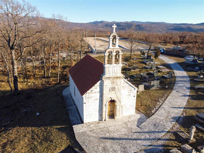 БИЛЕЋА, 14. АПРИЛА /СРНА/ - Храм Покрова Пресвете Богородице у селу Хоџићи код Билеће.