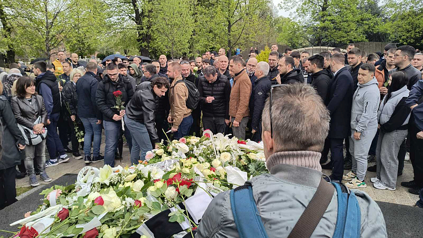 БЕОГРАД, 14. АПРИЛА /СРНА/ - Легендарни кошаркашки тренер Душко Вујошевић сахрањен је данас у Алеји заслужних грађана на Новом гробљу у Београду, у присуству неколико хиљада његових поштовалаца, породице, пријатеља и грађана.