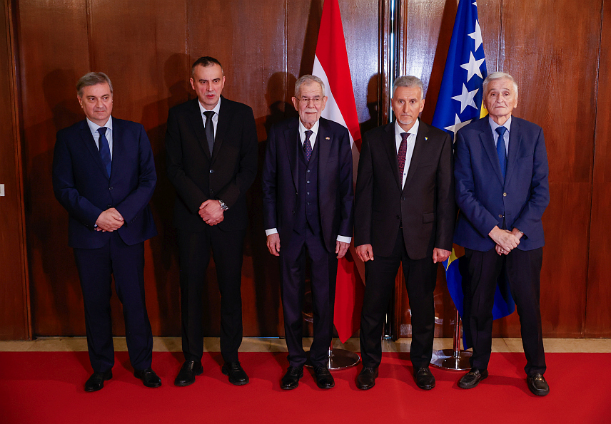 САРАЈЕВО, 14. АПРИЛА /СРНА/ - Предсједник Аустрије Александер Ван дер Белен подржао је чланове колегијума оба дома Парламентарне скупштине БиХ да наставе са радом на реформама које ће поспјешити процес европских интеграција, а грађанима донијети конкретне бенефите и обезбиједити бољу будућност за младе генерације.	

