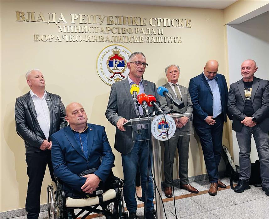 БАЊАЛУКА, 14. АПРИЛА /СРНА/ - Министар рада и борачко-инвалидске заштите Републике Српске Радан Остојић на конференцији за новинаре данас у Бањалуци након састанка са представницима невладиних организација од јавног интереса проистеклих из Одбрамбено-отаџбинског рата.