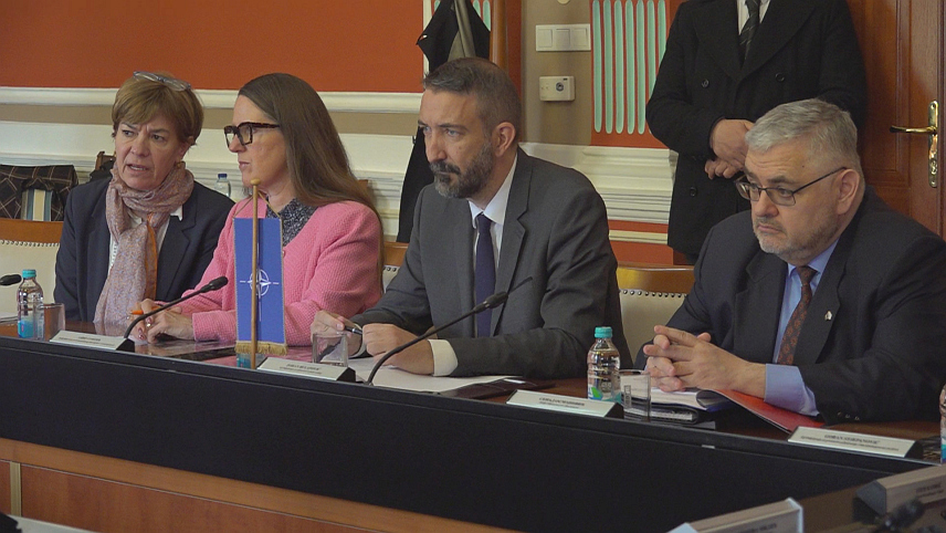 БРЧКО, 14. АПРИЛА /СРНА/ - Градоначелник Брчко дистрикта Синиша Милић састао се данас са делегацијом Политичког одјељења НАТО-а, амбасадорима Белгије и Шведске и супервизором за Брчко, те указао да је дистрикт примјер унапређења дијалога и компромиса, путем којих је могуће рјешавати бројна отворена питања.