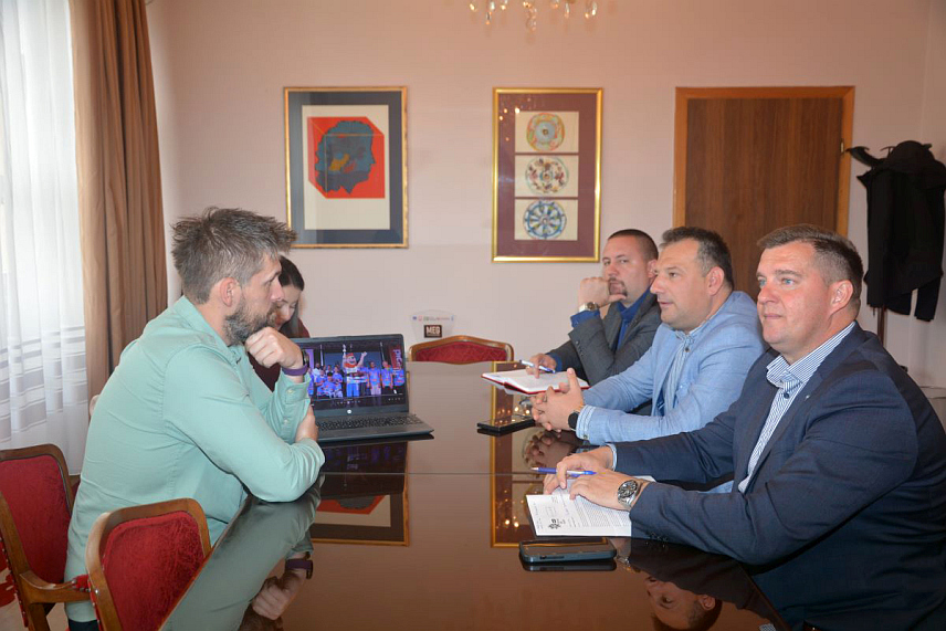 ПРИЈЕДОР, 14. АПРИЛА /СРНА/ - Спортске игре младих, једна од највећих регионалних спортских манифестација намијењених основцима, биће одржане у Приједору 26. маја и окупиће ученике свих 12 основних школа с подручја града, саопштено је данас из Градске управе.