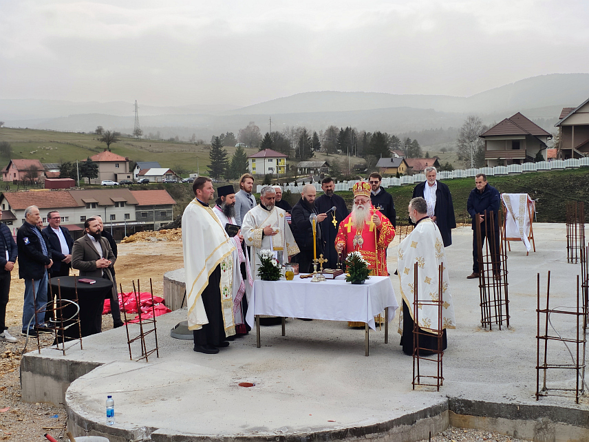 СОКОЛАЦ, 14. АПРИЛА /СРНА/ - Његово високопреосвештенство митрополит дабробосански Хризостом освештао је данас темеље будућег храма Светих апостола Петра и Павла у Подроманији код Сокоца.