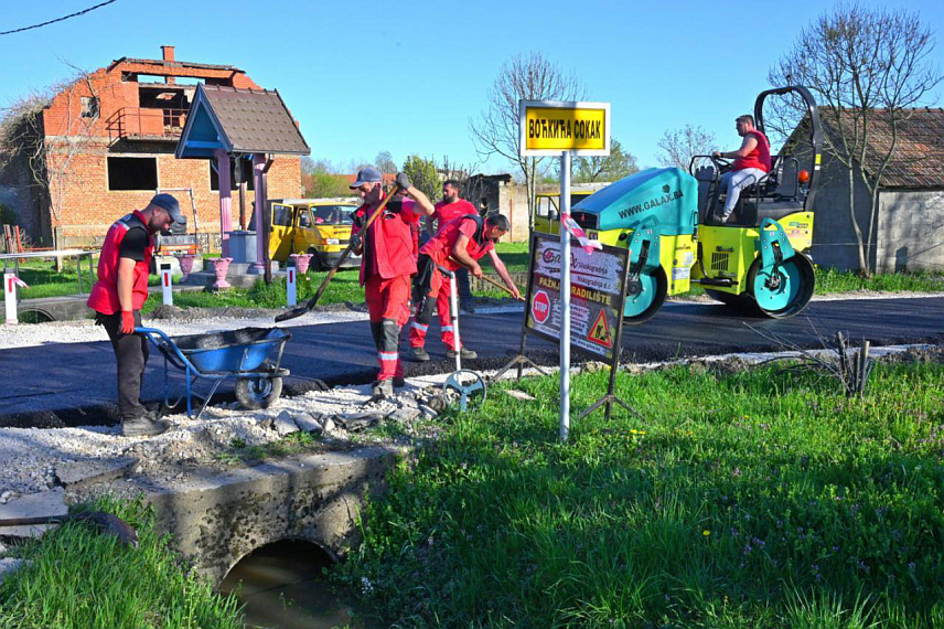 ШАМАЦ, 14. АПРИЛА /СРНА/ - У насељу Ново Село код Шамца асфалтирана је дионица пута дуга 650 метара ка засеоку Воћкићи, за шта су општина и мјештани издвојили 88.000 КМ.
