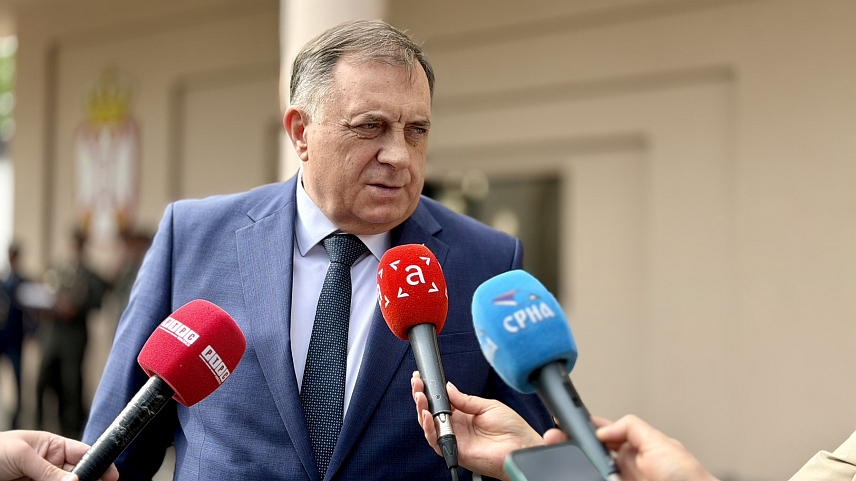 БЕОГРАД, 15. АПРИЛА /СРНА/ - Предсједник СНСД-а Милорад Додик у обраћању новинарима у Београду, након што је присуствовао састанку предсједника Србије Александра Вучића и руководства Републике Српске са највишим руководством Министарства одбране и Војске Србије.