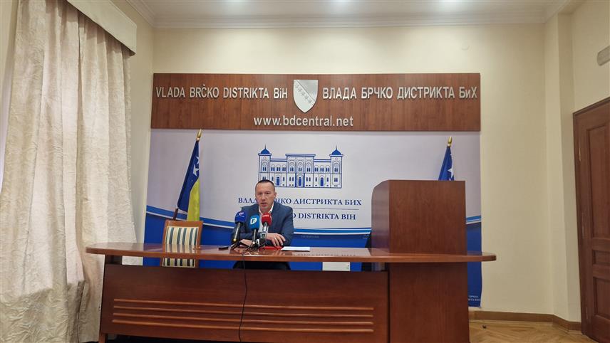 БРЧКО, 15. АПРИЛА /СРНА/ - Шеф Одјељења за привредни развој, спорт и културу Срђан Блажић на конференцији за новинаре након сједнице Владе Брчко дистрикта.