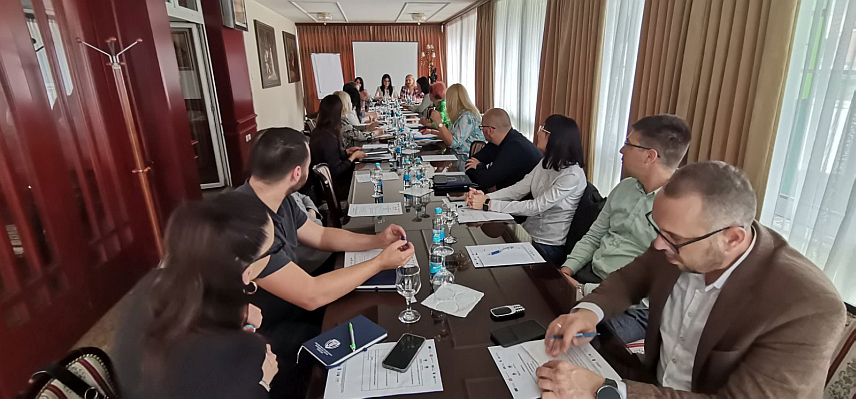 ДОБОЈ, 15. АПРИЛА /СРНА/ - Mинистaр породице, омладине и спорта Републике Српске Ирена Игњатовић на округлом столу у Добоју под називом "Дигитално насиље над женама и дјевојчицама".