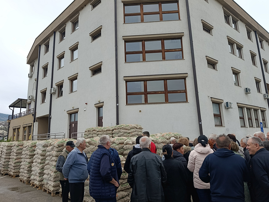 ШИПОВО, 15. АПРИЛА /СРНА/ - У општини Шипово данас је власницима 600 индивидуалних сеоских породичних домаћинстава подијељено укупно 1.200 пакета сјеменског кромпира.