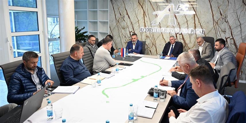 БАЊАЛУКА, 15. АПРИЛА /СРНА/ - Састанку одржан на иницијативу предузећа "Аутопутеви Републике Српске" на коме су присуствовали министар саобраћаја и веза Српске Зоран Стевановић, вршилац дужности директора предузећа "Аутопутеви Републике Српске" Радован Вишковић, представници Правобранилаштва Републике, Републичке управе за геодетске и имовинско-правне послове.