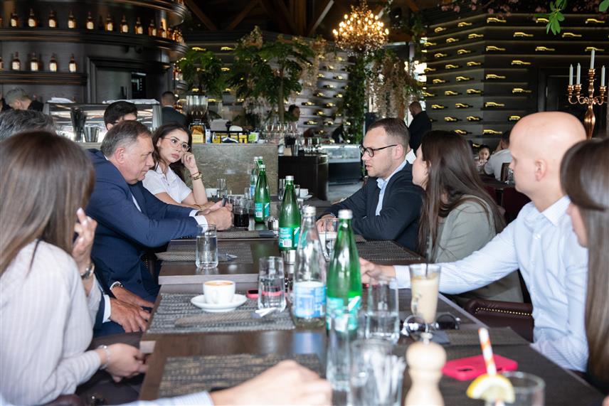 БИЈЕЉИНА, 15. АПРИЛА /СРНА/ - Лидер СНСД-а Милорад Додик разговарао је данас у Бијељини са руководством Младих социјалдемократа за које је рекао да су генерација која јасно зна да је будућност у Републици Српској.