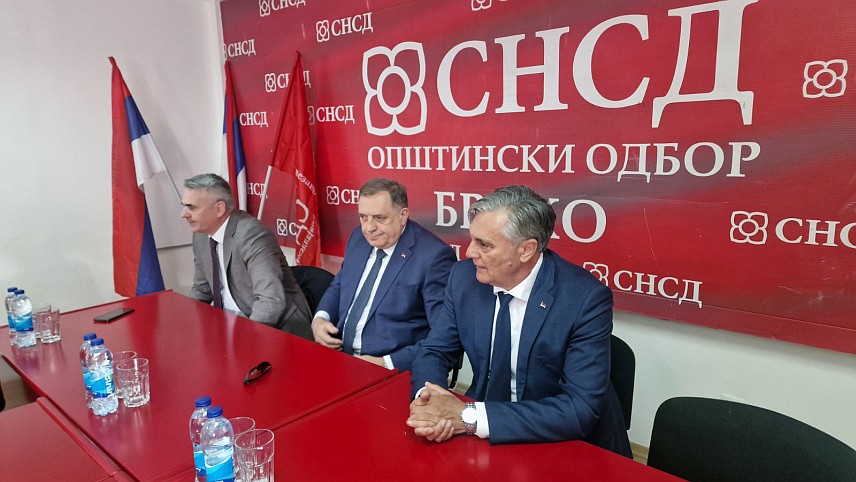 БРЧКО, 15. АПРИЛА /СРНА/ - Предсједник СНСД-а Милорад Додик састао се данас у Брчком са руководством брчанског одбора СНСД-а. Састанку су присуствовали и члан Главног одбора СНСД-а Синиша Каран, посланици у Скупштини дистрикта из СНСД-а и руководиоци јавних предузећа и установа.