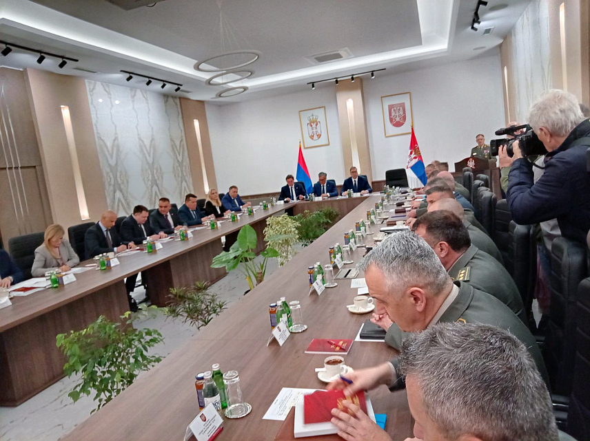 БЕОГРАД, 15. АПРИЛА /СРНА/ - Предсједник Србије Александар Вучић и руководство Републике Српске састали су се данас у Београду са представницима Министарства одбране и Војске Србије.