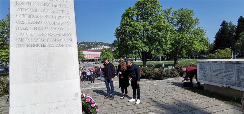 ДОБОЈ, 17. АПРИЛА /СРНА/ - У Добоју је данас обиљеженa 81 година од ослобођења града од фашистичке окупације у Другом свјетском рату, уз поруку да су фашизам и нацизам поражени 1945. године, али су и даље присутни у различитим облицима.