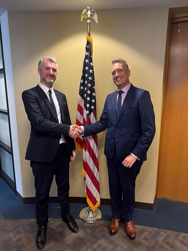 САРАЈЕВО/ВАШИНГТОН, 17. АПРИЛА /СРНА/ - Mинистар комуникација и транспорта у Савјету министара Един Форто у Вашингтону током разговора са представницима Стејт департмента о јачању сарадње и новим инвестицијама у БиХ.