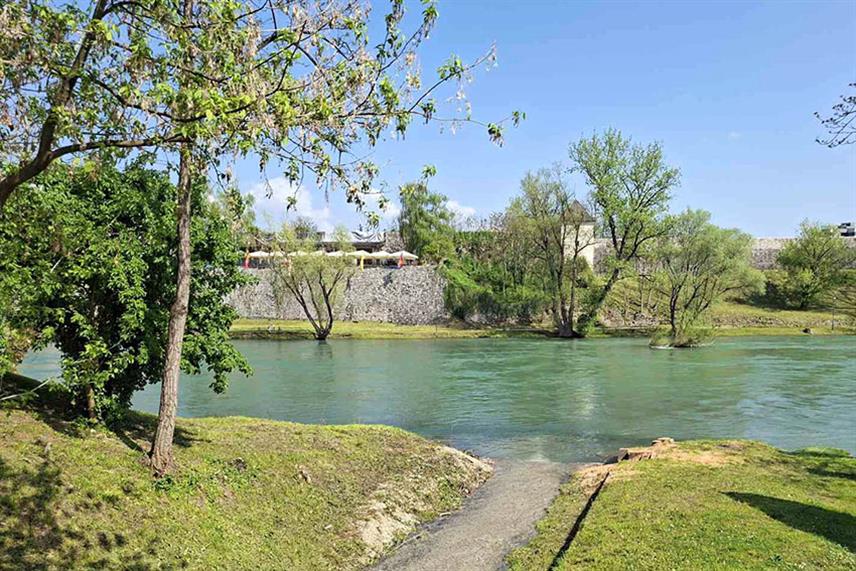 БАЊАЛУКА, 17. АПРИЛА /СРНА/ - Из "Вода Српске" саопштено је да ова јавна установа није дала сагласност за сјечу стабала уз ријеку Врбас у Бањалуци, те да је искључива одговорност за уништавање биодиверзитета на том подручју на Граду и лицима која су сјекла дрвеће.