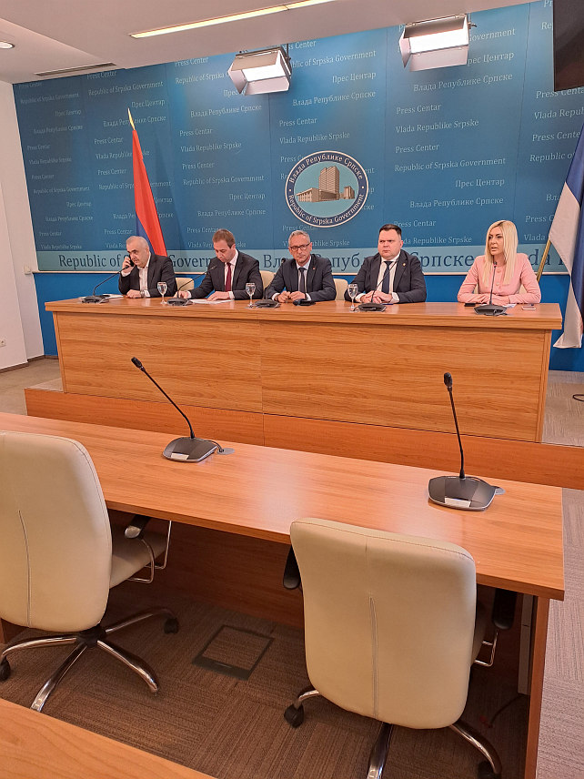 БАЊАЛУКА, 17. АПРИЛА /СРНА/ - Министар правде Републике Српске Горан Селак, министар рада и борачко-инвалидске заштите Српске Радан Остојић, министар за научнотехнолошки развој и високо образовање Жељко Будимир и министар саобраћаја и веза Зоран Стевановић на конференцији за новинаре у Бањалуци након сједнице Владе Републике Српске.